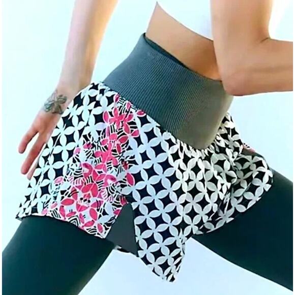 FP MOVEMENT NWOT Carpe Diem Geo Printed High Rise Lightweight Running Shorts L - Picture 1 of 6